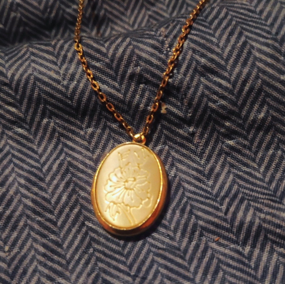 Beautiful Antique Locket - Picture 6 of 6